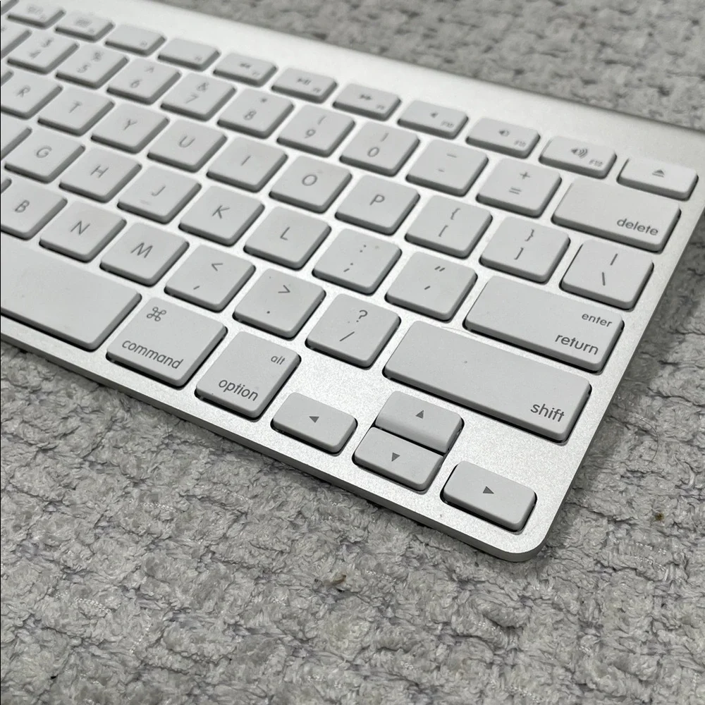 Apple Magic Keyboard A1314 Bluetooth Wireless Clean Tested Battery Powered